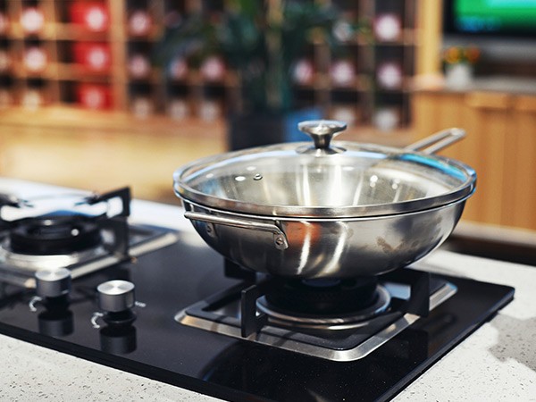 What should I pay attention to when cooking pots and pans?